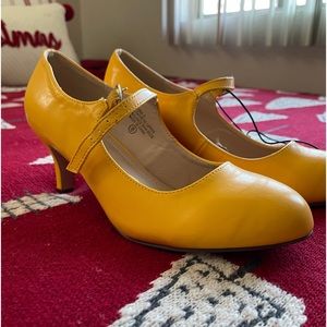 Mustard pumps in size 8 in women. Like new